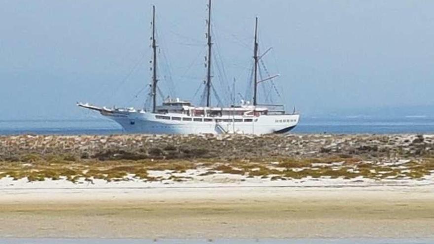 El &quot;Sea Cloud II&quot;, fondeado ayer frente a la playa de Rodas. // O.C.