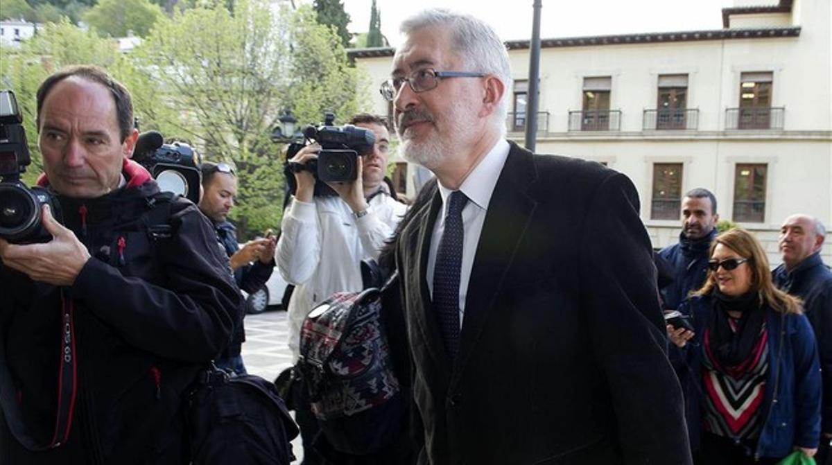 El exconsejero andaluz Antonio Ávila, este martes, 7 de abril, a su llegada al Tribunal Superior de Justicia de Andalucía para declarar por el caso de los ERE. El exconsejero andaluz Antonio Ávila, este martes, 7 de abril, a su llegada al Tribunal Superior de Justicia de Andalucía para declarar por el caso de los ERE.
