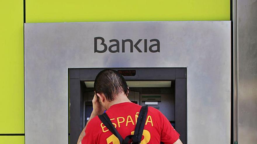 CaixaBank y Bankia prevén cerrar un tercio de sus oficinas en Baleares