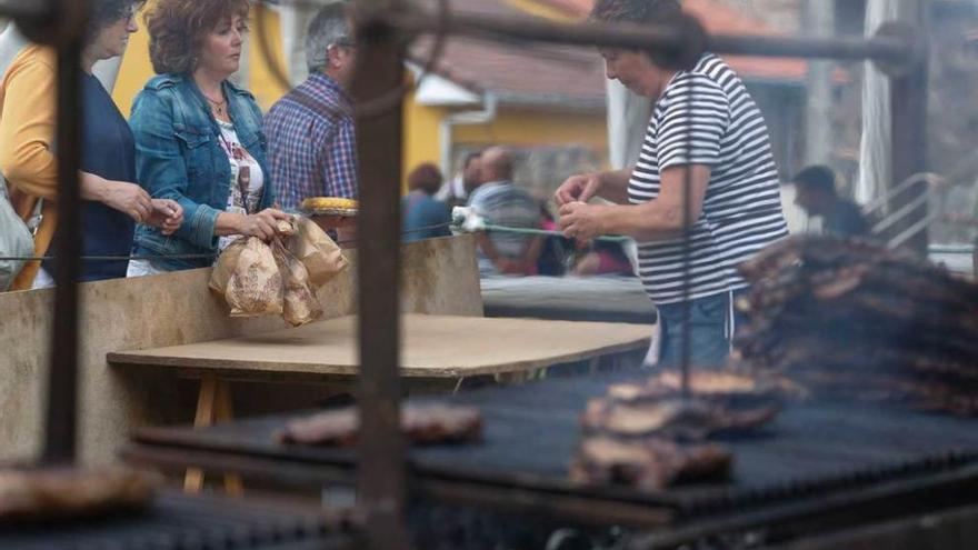 Asistentes a las fiestas de San Cristóbal, ayer, durante la parrillada.