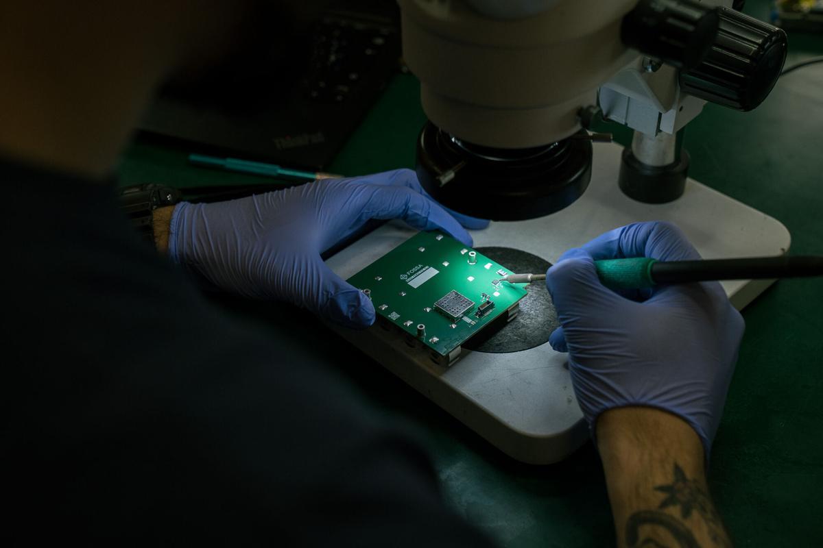 09.02.2026. MADRID. Imágenes de FOSSA, la empresa dedicada a la creación de nano satélites seleccionada por la OTAN. Foto: Alba Vigaray
