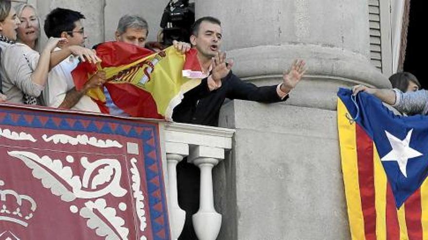 Moment en què Alberto Fernández Díaz desplega la bandera espanyola al balcó del consistori barceloní