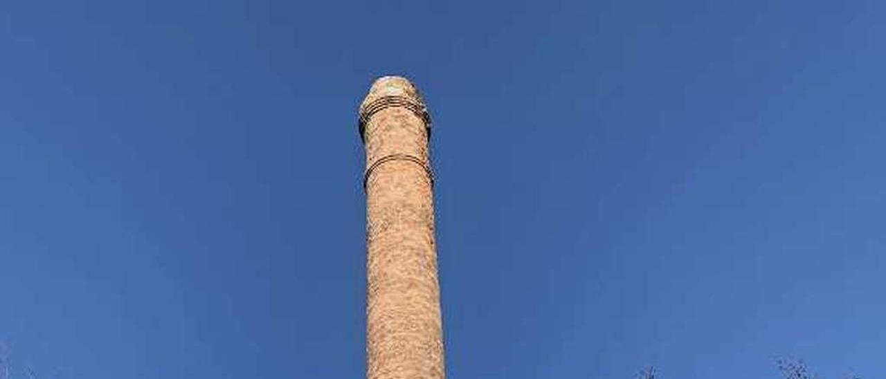 Trabajos en la chimenea de El Bayu, en Pola de Siero, ayer.