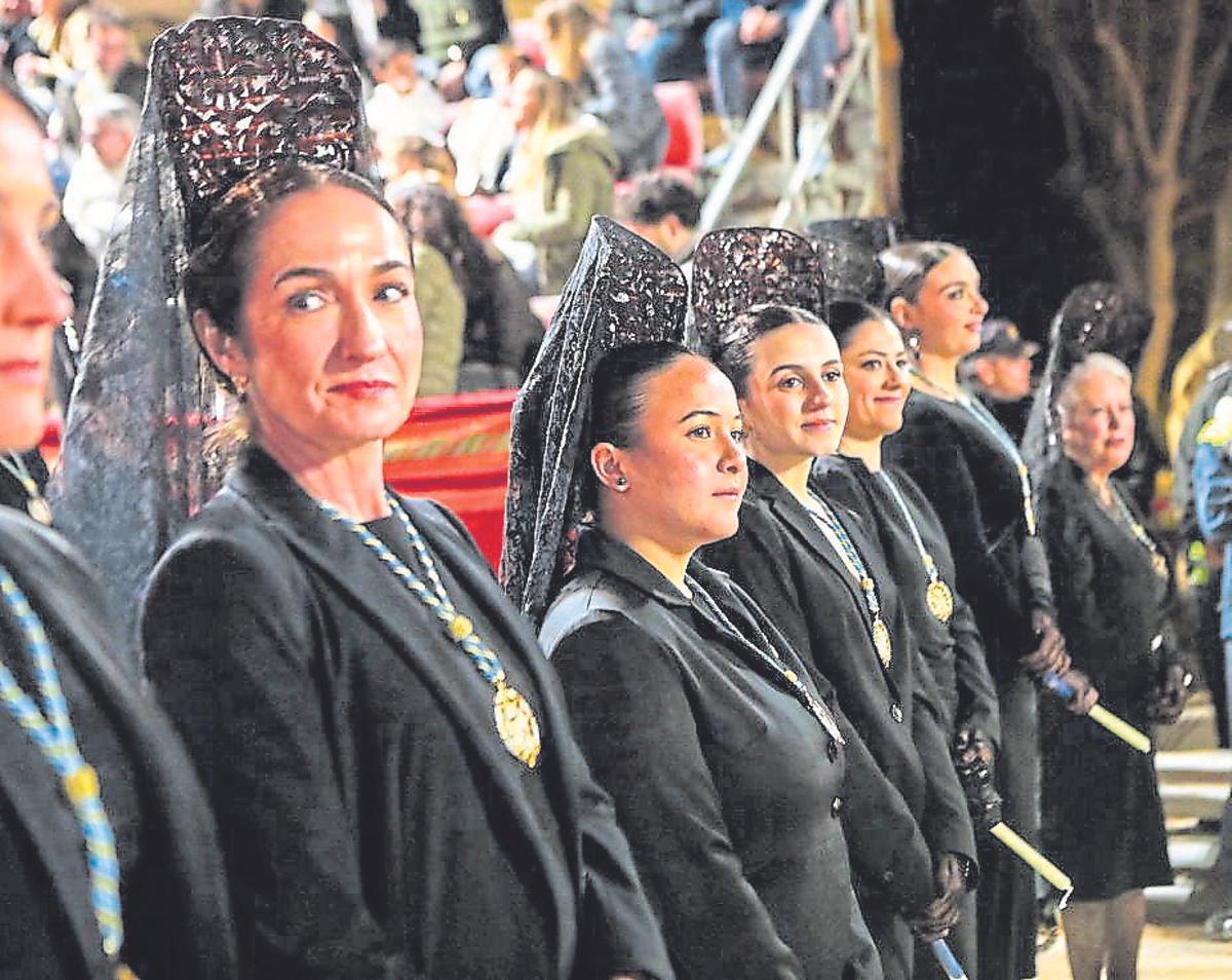 Mujeres ataviadas con la clásica mantilla española, ayer