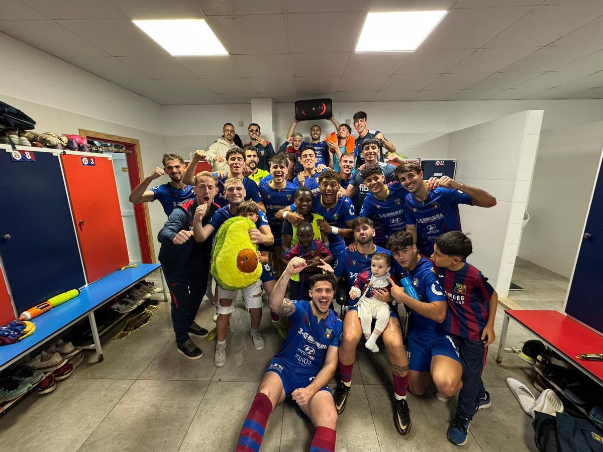El Poblense celebra un triunfo en el vestuario.