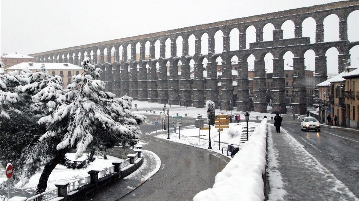 El acueducto de Segovia durante la intensa nevada registrada en la ciudad 