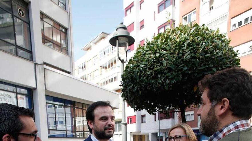 Por la izquierda, Manuel Campa, Jenaro Martínez Paramio, Mariví Monteserín y Jonás Fernández, ayer, ante el edificio sindical de Avilés.