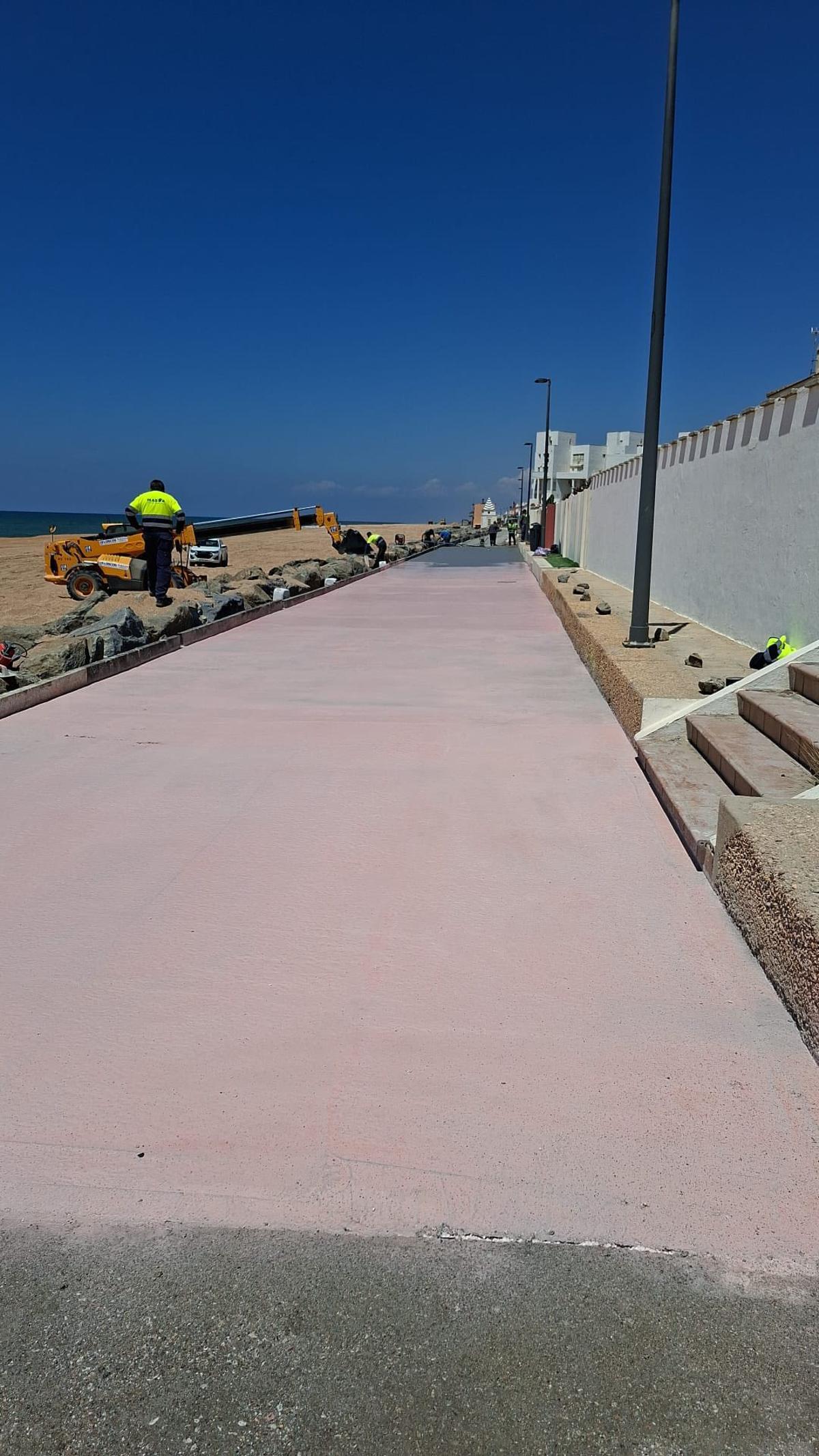 Obras de reparación del paseo marítimo de Matalascañas.