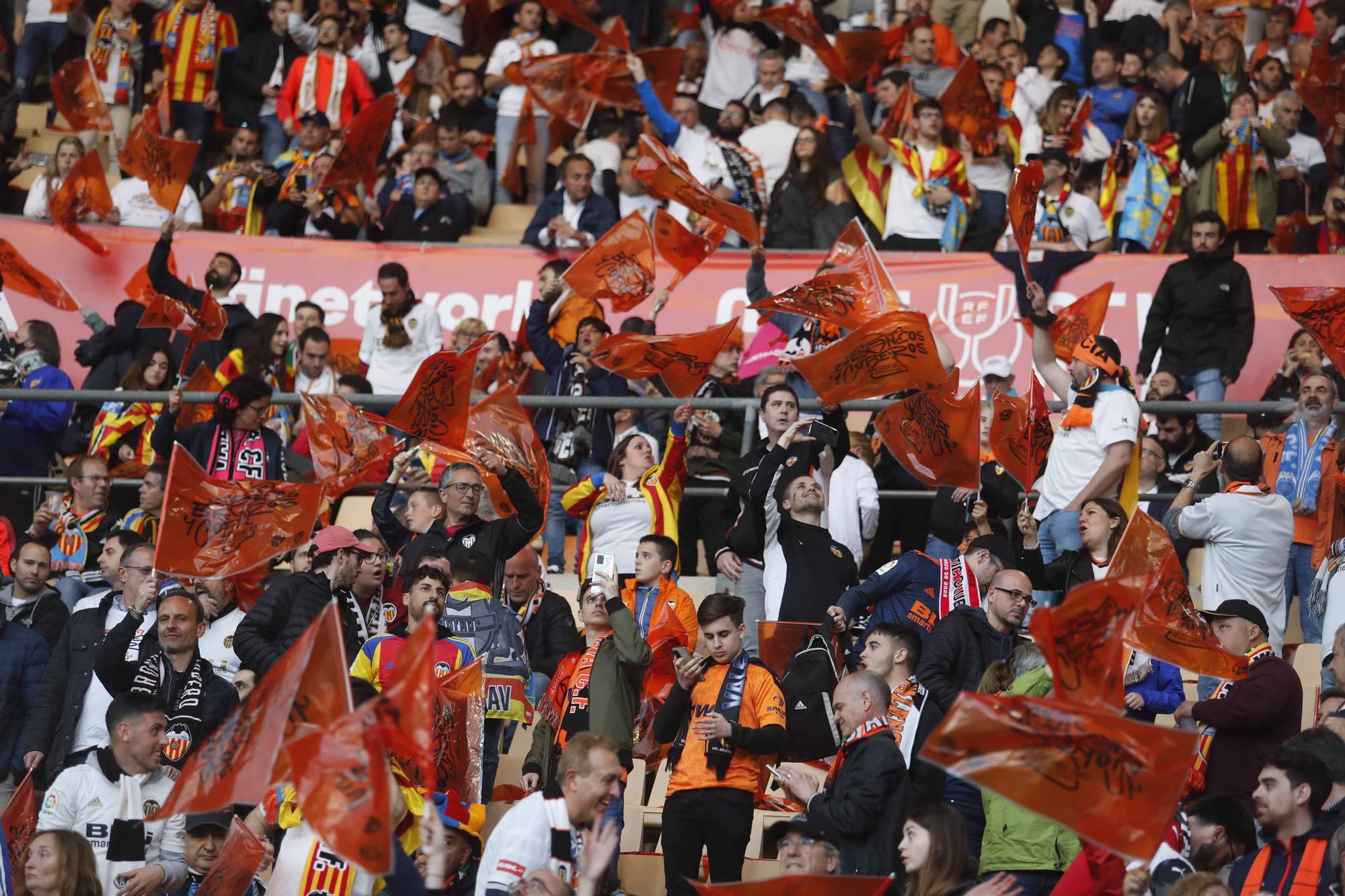 La afición valencianista llena de color el estadio de La cartuja