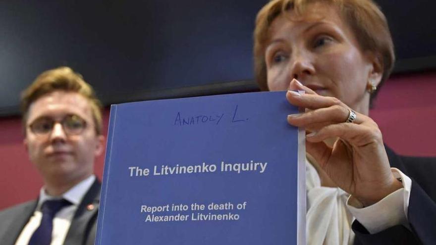 Marina, viuda de Litvinenko, y su hijo Anatoli, con un ejemplar del informe sobre el asesinato del espía. // Reuters