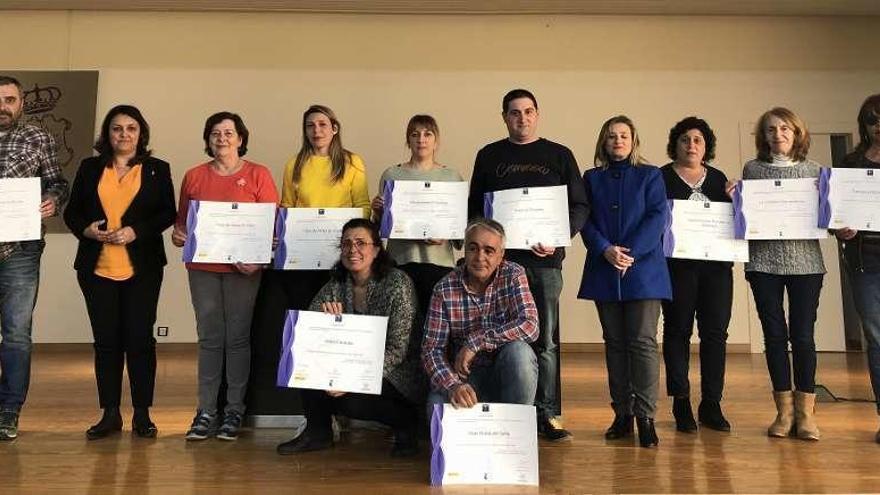 Algunos de los empresarios posando con sus distintivos, ayer, en Ribadesella, con la Alcaldesa segunda por la izquierda.