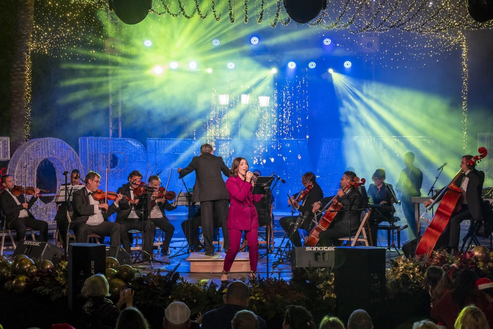 La fiesta de encendido del alumbrado especial de fiestas patronales y Navidad de Torrevieja, en imágenes