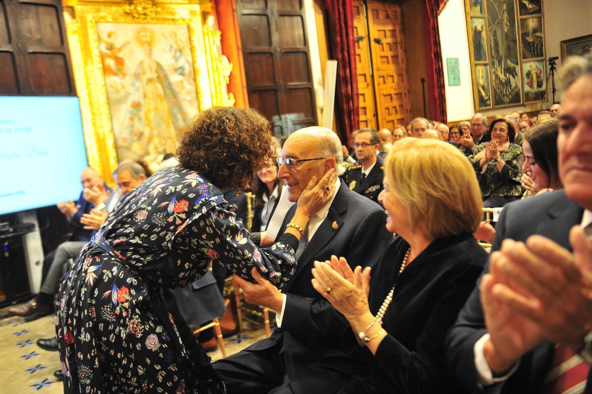 Fran Mora saluda a su padre tras leer el agradecimiento por el reconocimiento que iba a recibir instantes después