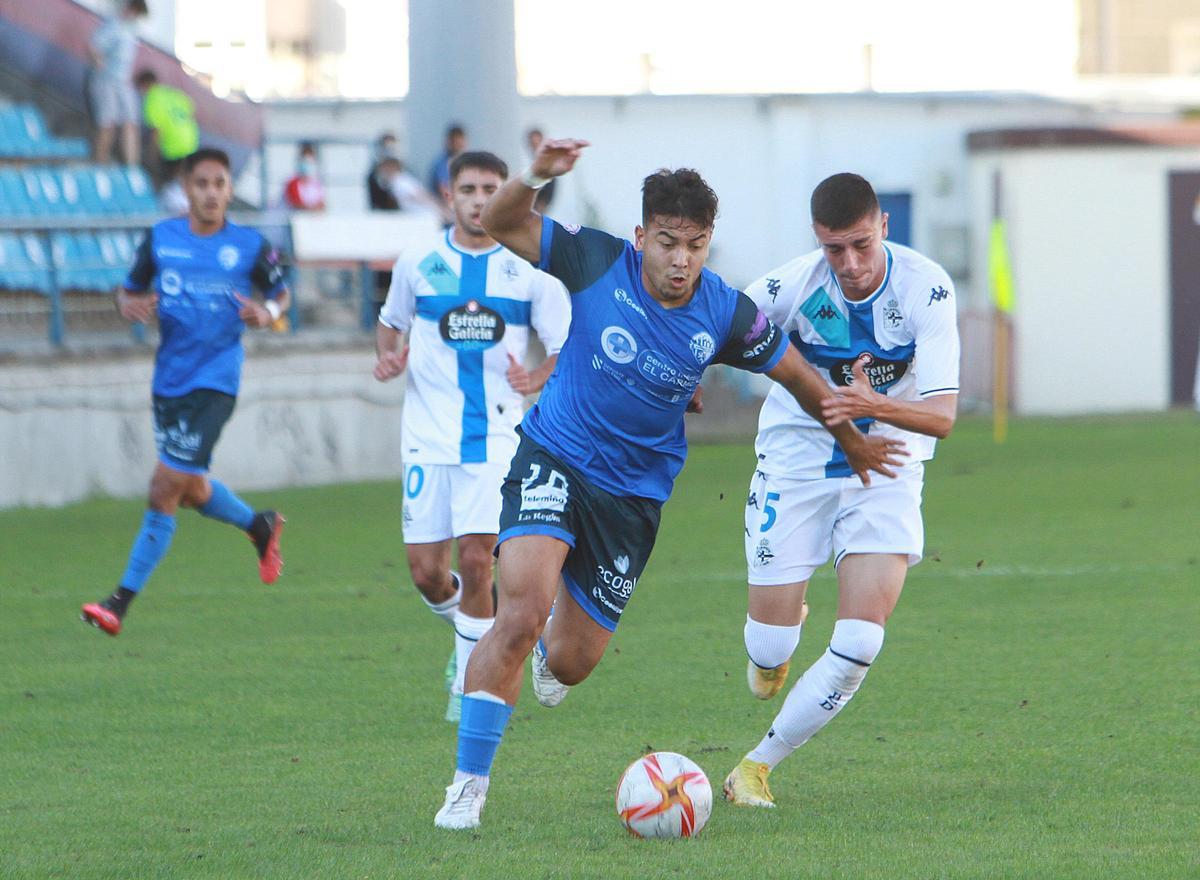 Ces Cotos conduce el balón durante un partido entre el Ourense CF y el Deportivo Fabril.