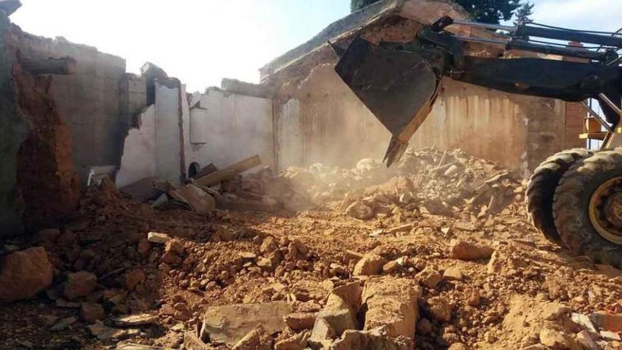 Trabajos de derribo del edificio auxiliar del cementerio.