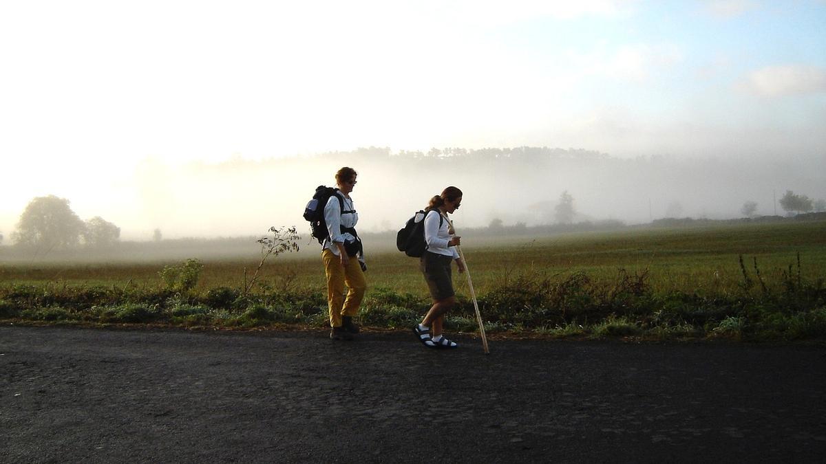 Dos peregrinas hacen el Camino de Santiago, la ruta más famosa del mundo.