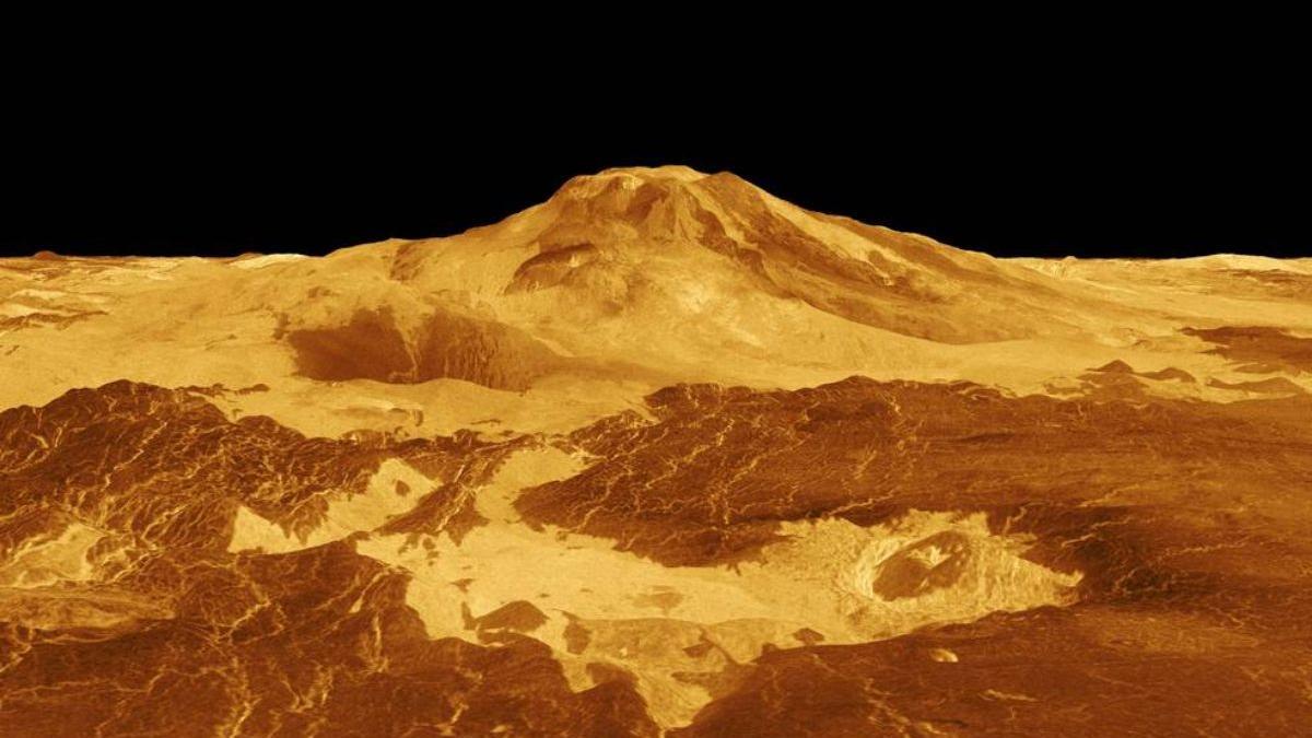 Perspectiva tridimensional generada por ordenador de la superficie de Venus, en la que se observa a Maat Mons, el volcán más alto del planeta, que alcanza los 8 kilómetros de altura. Los flujos de lava se extienden por cientos de kilómetros a través de las llanuras fracturadas.