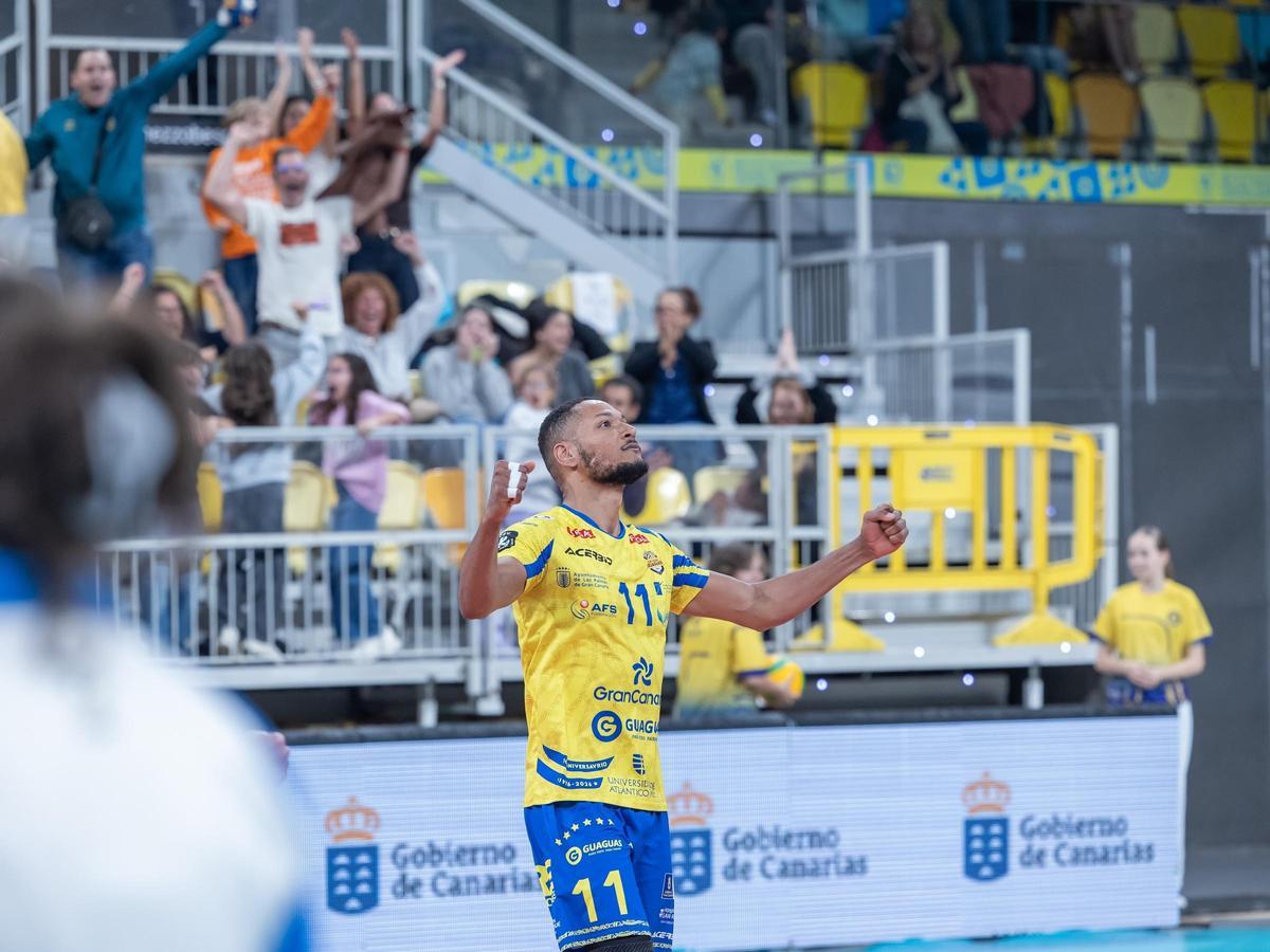 Augusto Colito en un lance del partido del Guaguas ante el Berlín alemán.