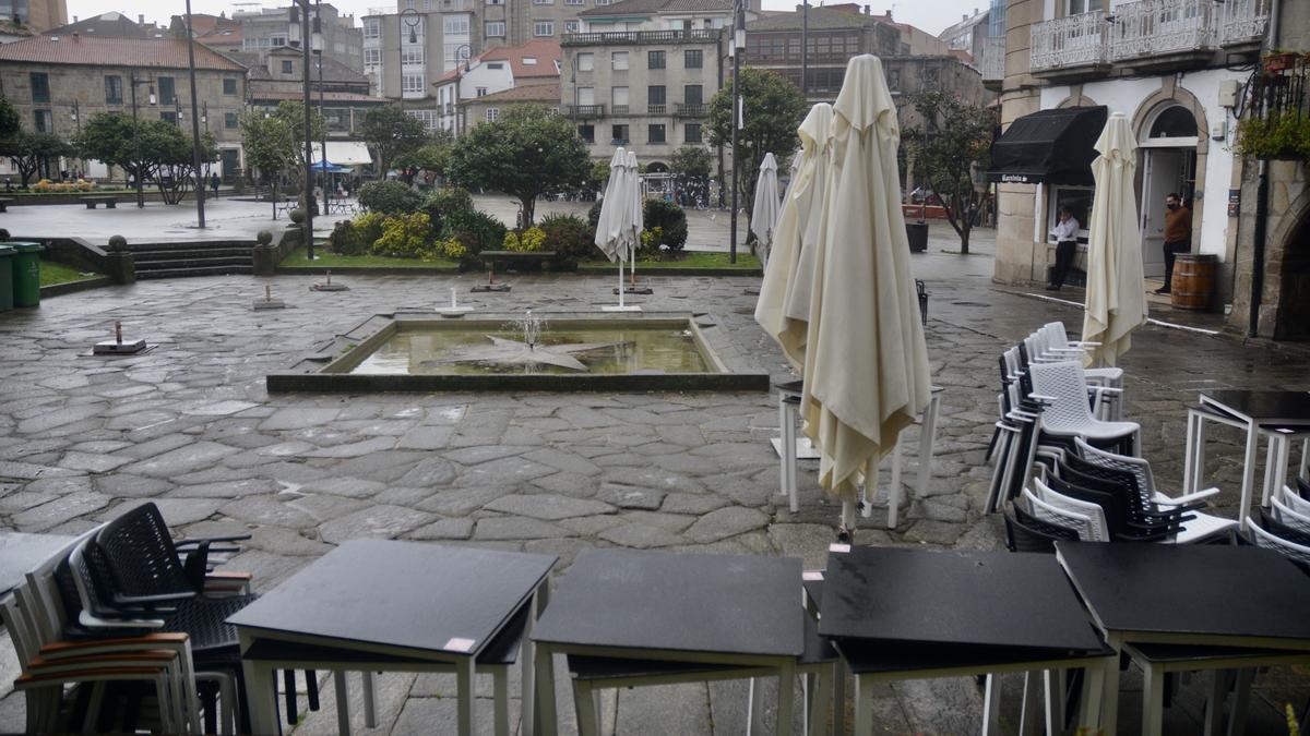 Terrazas vacías en la plaza de la Ferrería.