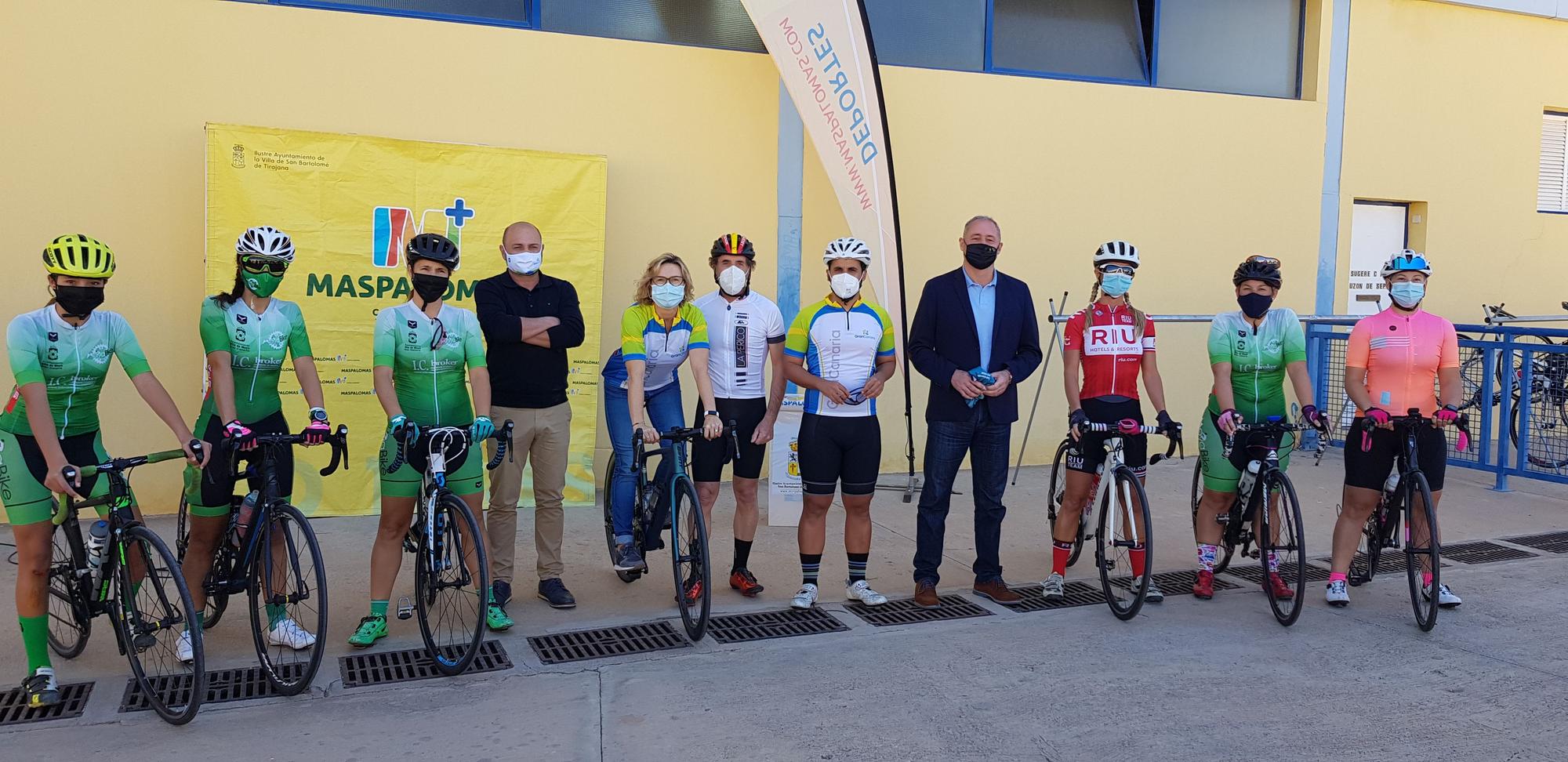 Perico Delgado pedalea con los ciclistas locales de Gran Canaria