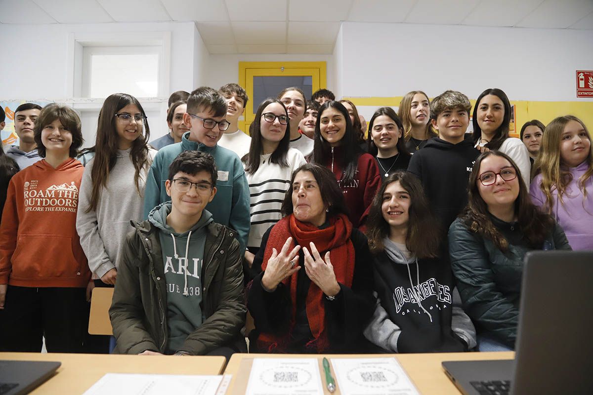 La flamante Medalla de Andalucía Casiana Muñoz visita en Córdoba el IES que lleva su nombre