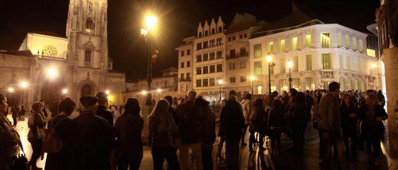 Centenares de personas esperan para acceder al Museo de Bellas Artes, la noche del pasado sábado.