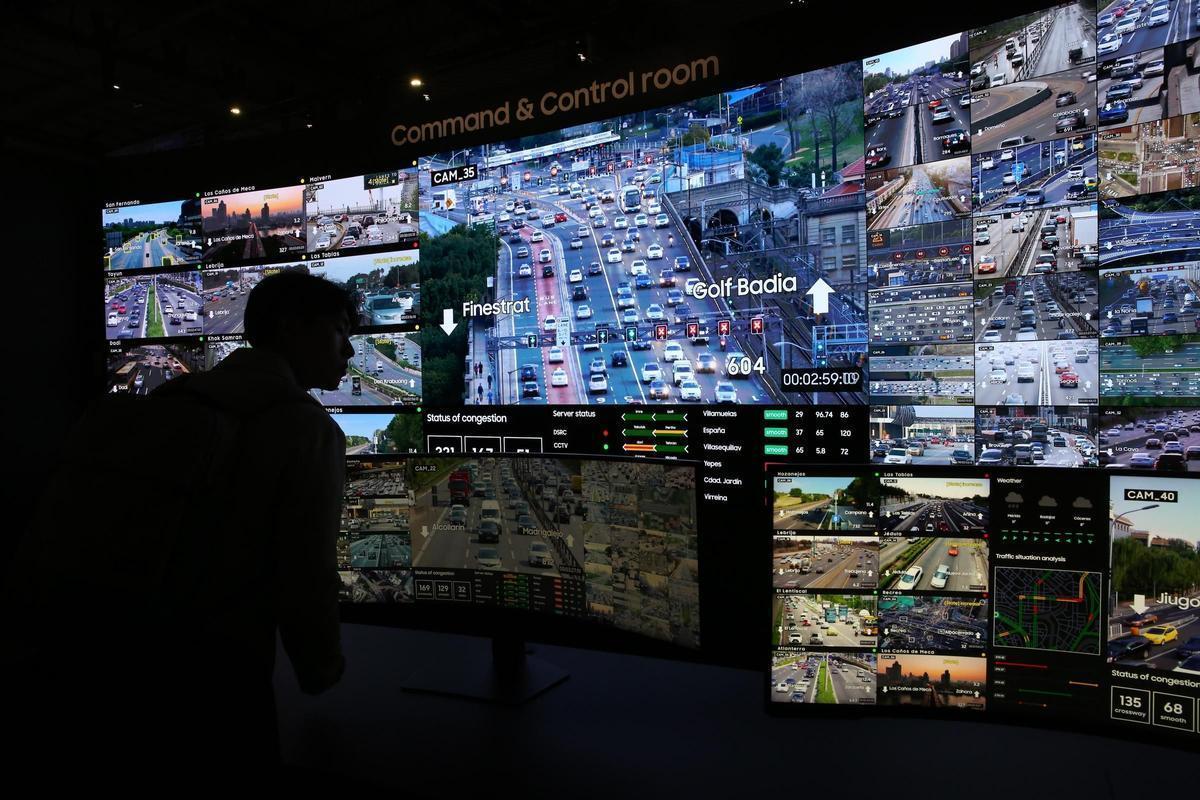 Un ejemplo de centro de control con pantallas de Samsung.