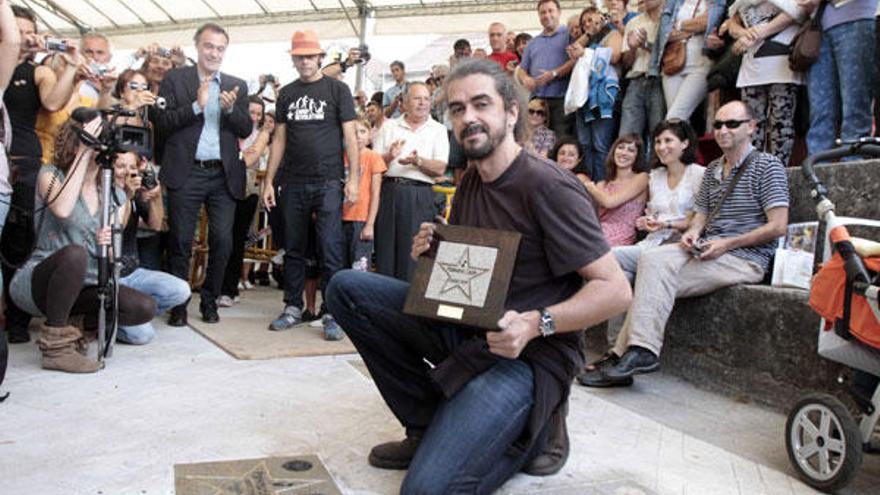 Fernando León de Aranoa, tras colocar su estrella en el torreiro y recibir la réplica.  // A. Hernández