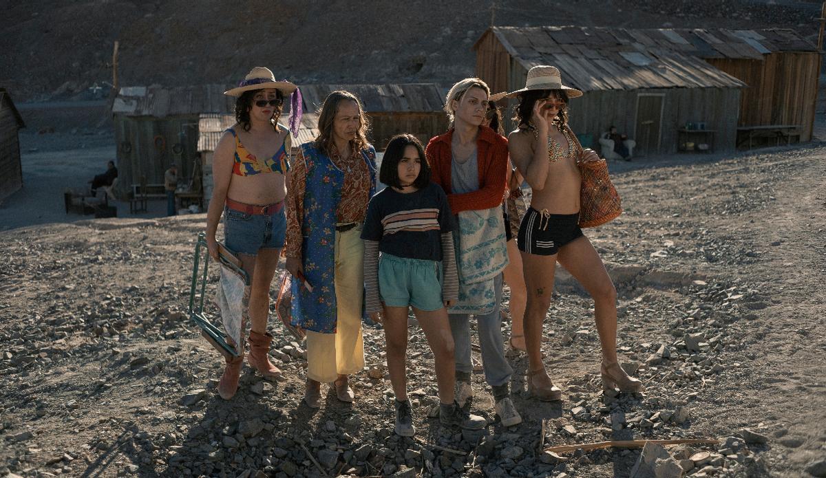 Paula Dinamarca (segunda por la izquierda) junto a compañeras de la película en un fotograma.