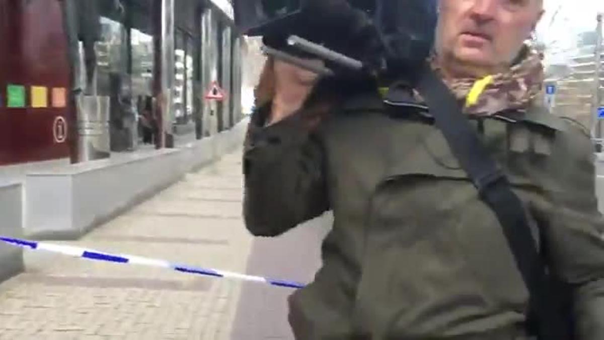 La policia belga acordona la zona de Maalbeek, a Brussel·les, després de les explosions.