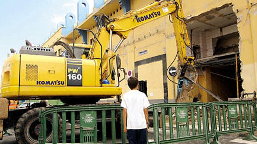 La segunda fase de la obra del Estadio Insular se inicia con el derribo de muros