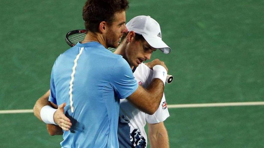 Del Potro y Murray se saludan al término de la final individual de tenis.