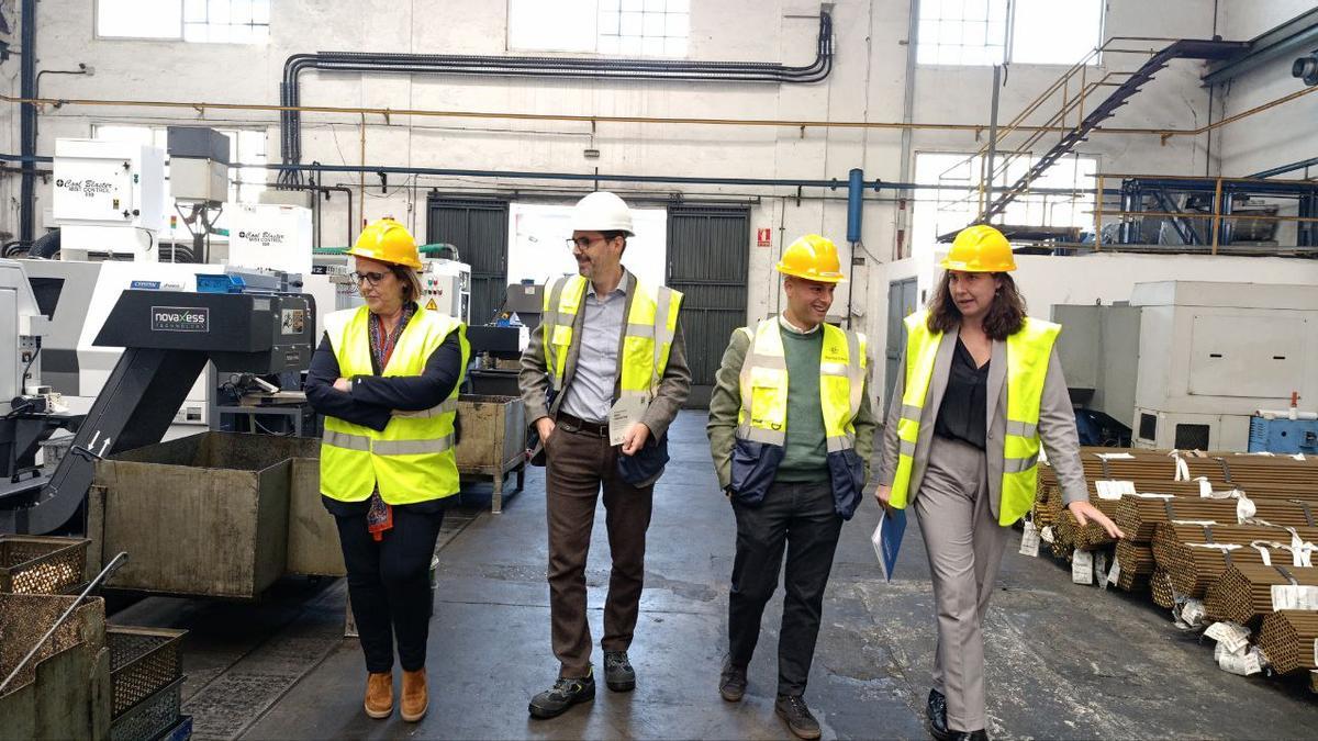 Blanca Torrent durante su visita a Electrotrans, una de las empresas beneficiarias.