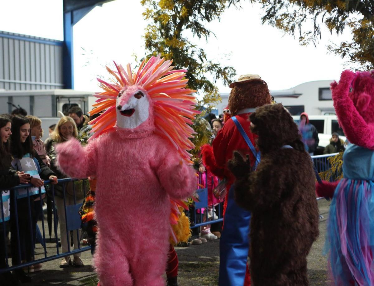 Disfraces del Entroido de Lamela celebrado ayer en el Campo da Festa. | BERNABÉ/AMANDA CASTRO