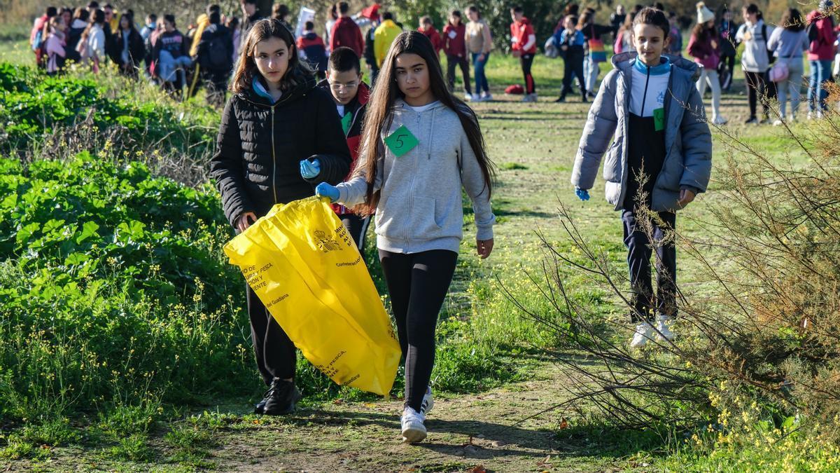 La naturaleza une a los alumnos de San Roque, en Badajoz