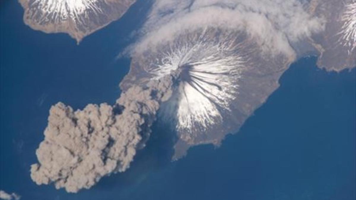 Erupción del volcán Cleveland, en las islas Aleutianas, fotografiada desde la Estación Espacial Internacional.