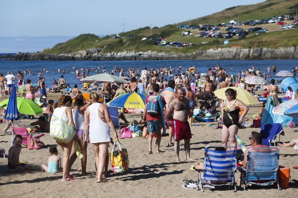 Domingo de calor y de atascos en Asturias