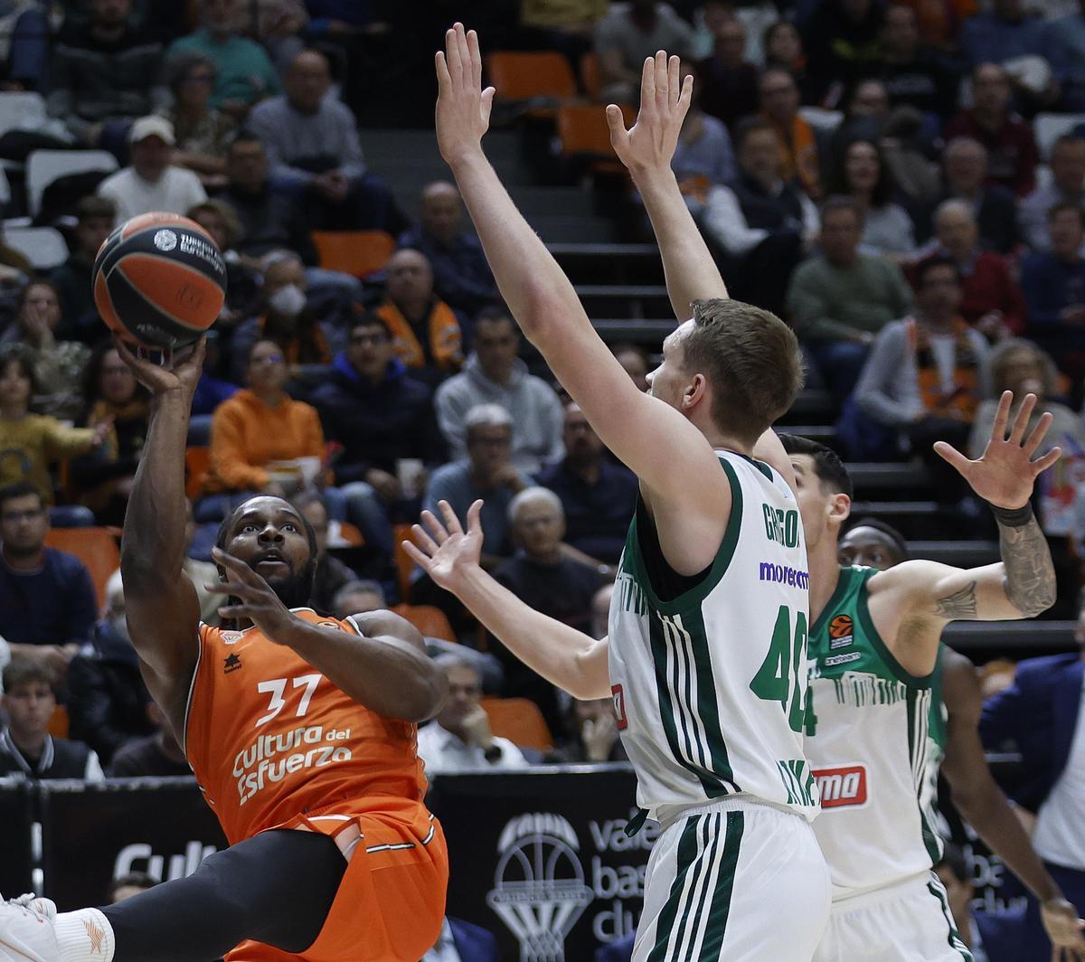 Semi Ojeleye, en un lanzamiento a canasta ante el Panathinaikos