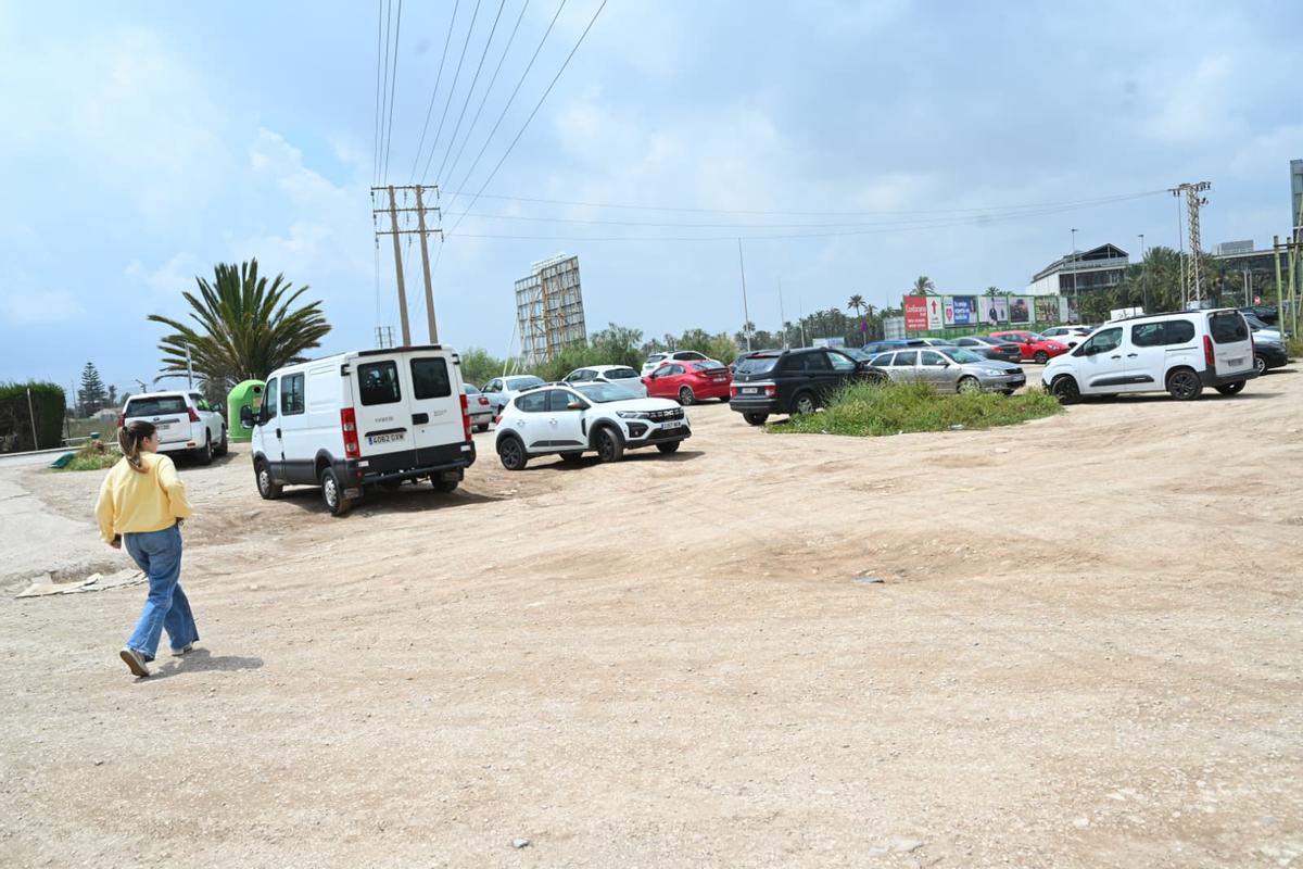 El solar situado junto al Camino Viejo de Santa Pola, con coches aparcados, este mismo lunes.