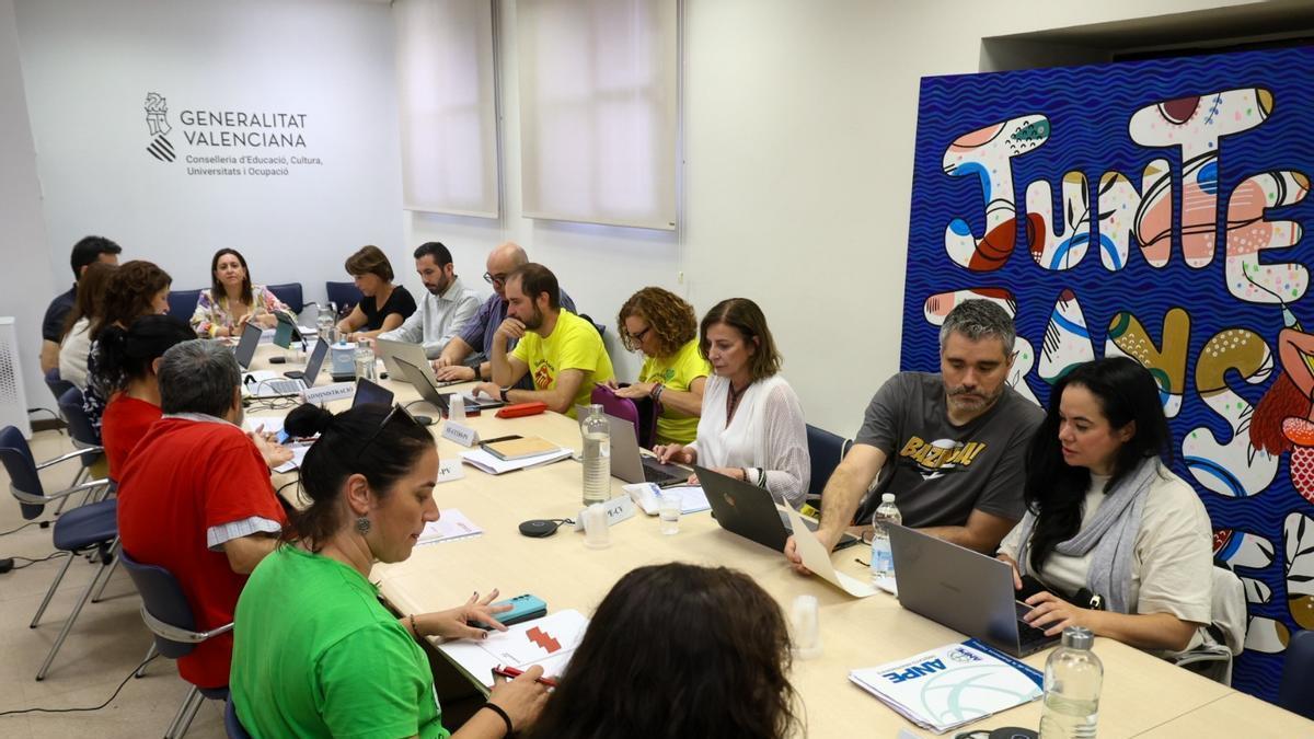 Mesa de negociación entre la Conselleria y los sindicatos