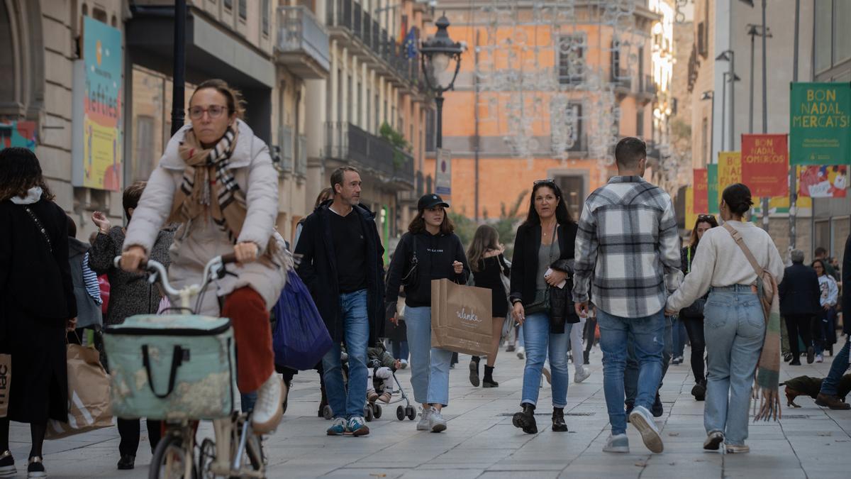 Varias personas realizan sus compras navideñas.