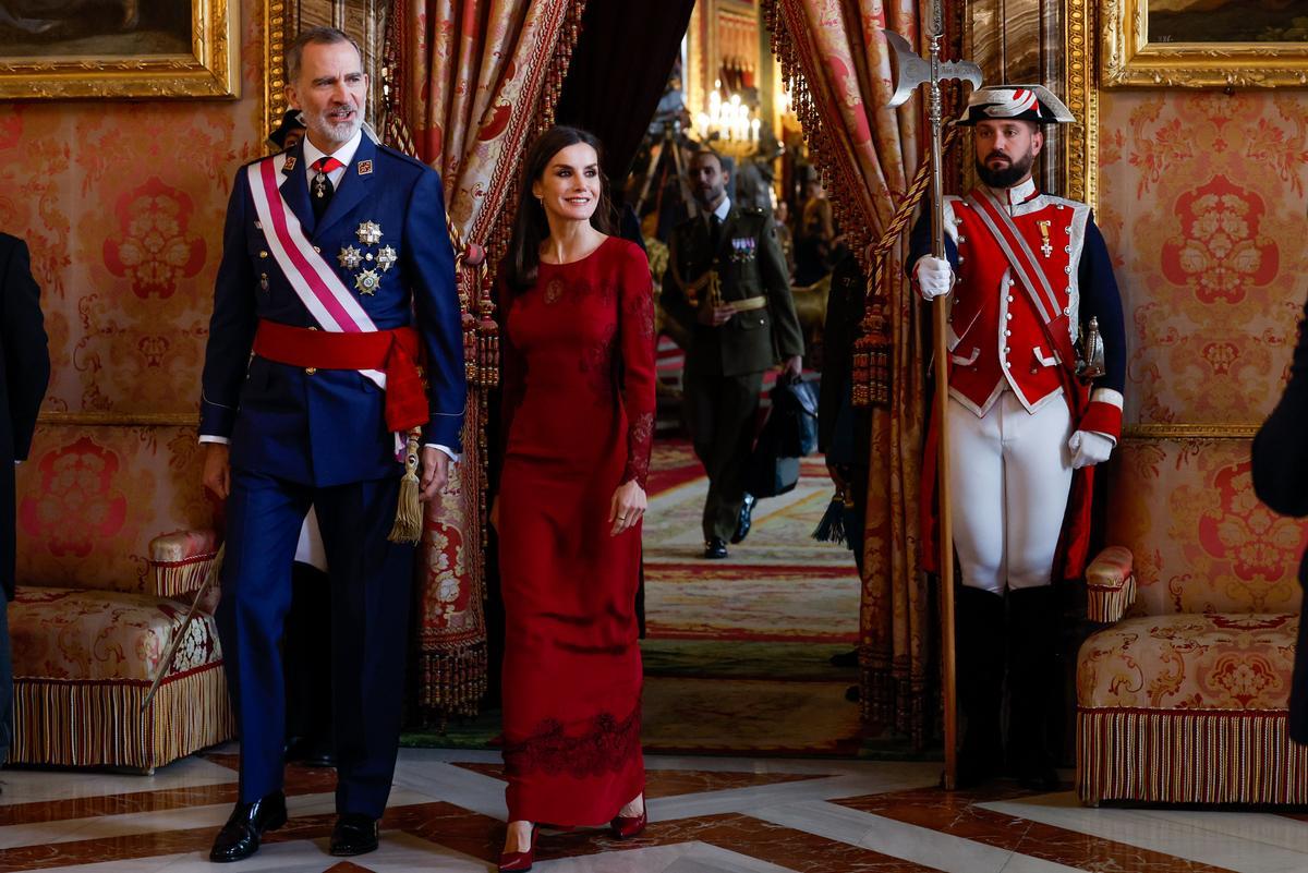  El rey Felipe VI y la reina Letizia, durante la recepción a autoridades con motivo de la celebración de la Pascua Militar
