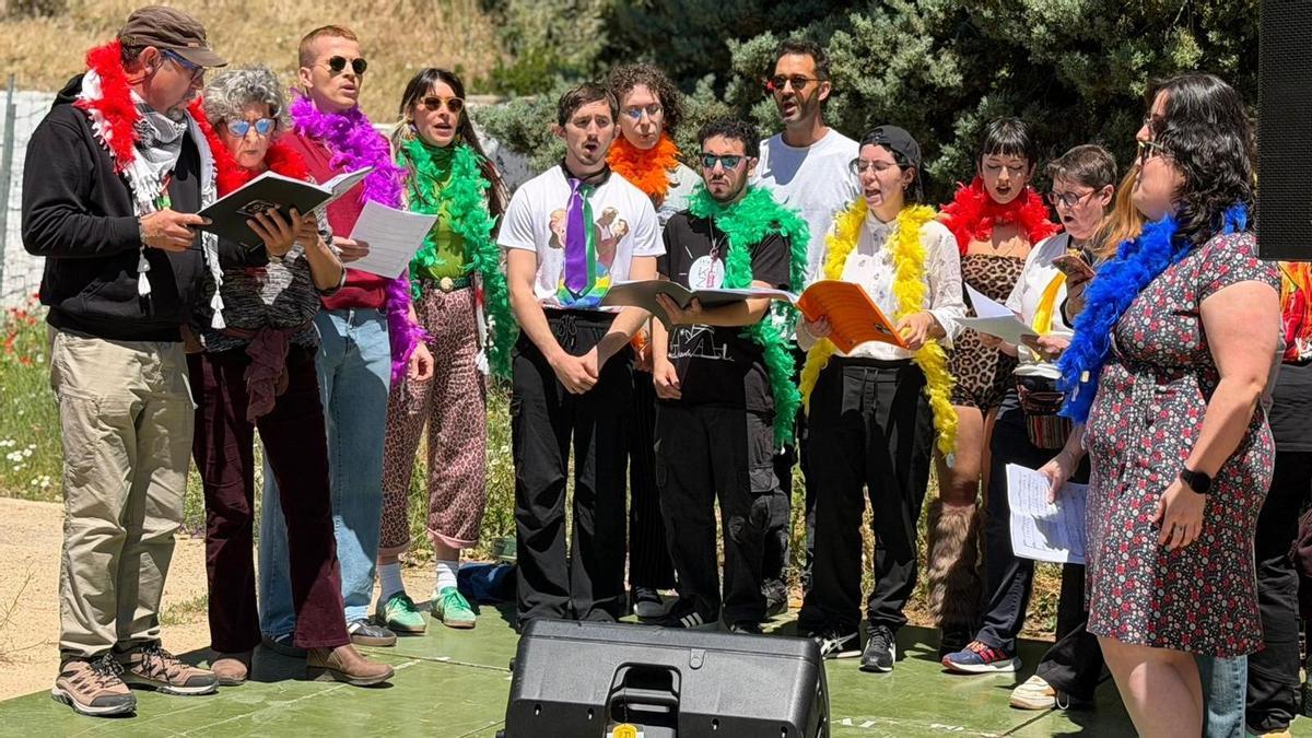 Integrantes del Koro KUZA durante una actuación.