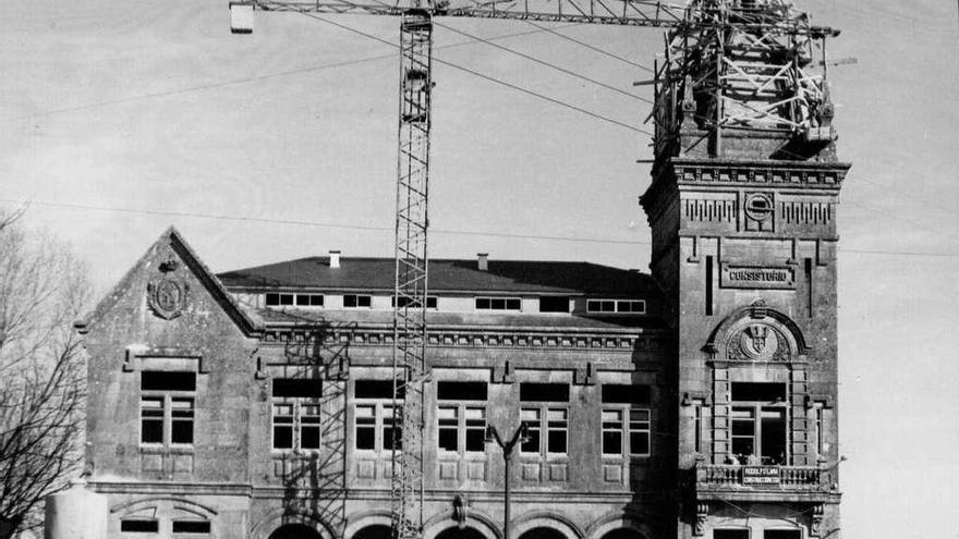 Imagen de la construcción del consistorio hace más de un siglo.