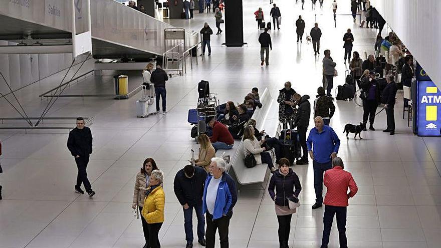 Viajeros en el Aeropuerto Internacional de Corvera.