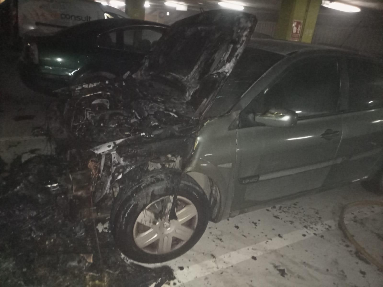 El coche que ha salido ardiendo en el parking de la Victoria, origen de la gran humareda de esta mañana..jpeg