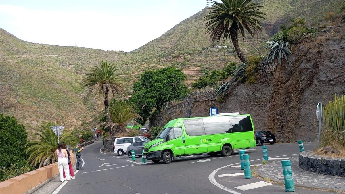 Una guagua de Titsa accede a Masca