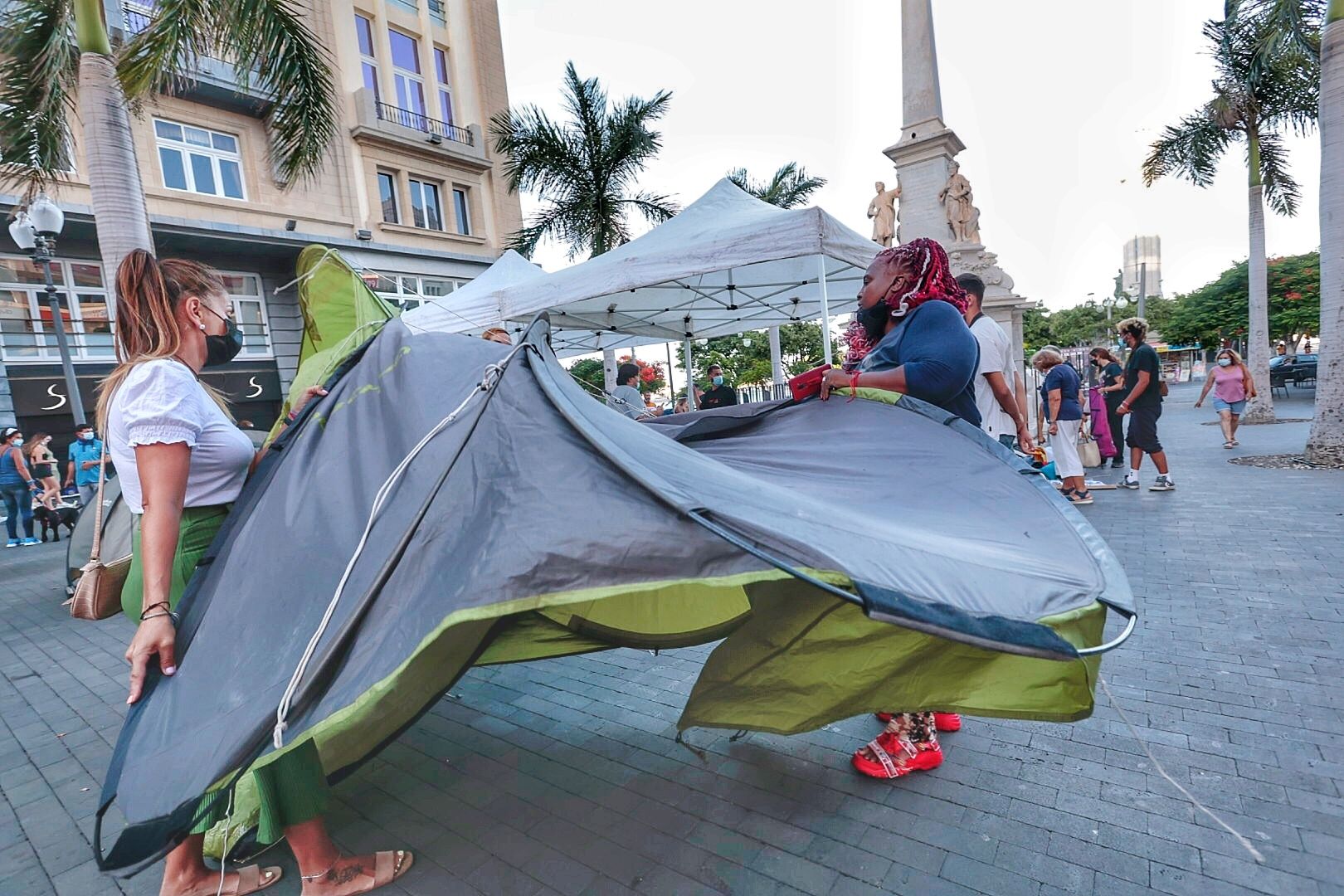 Traslado de la acampada de la plataforma antidesahucios en Santa Cruz