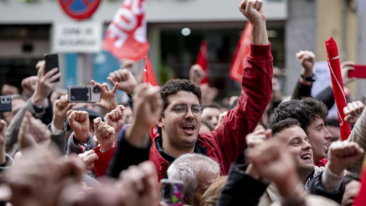 Concentración en apoyo a Sánchez ante la sede del PSOE en Madrid.