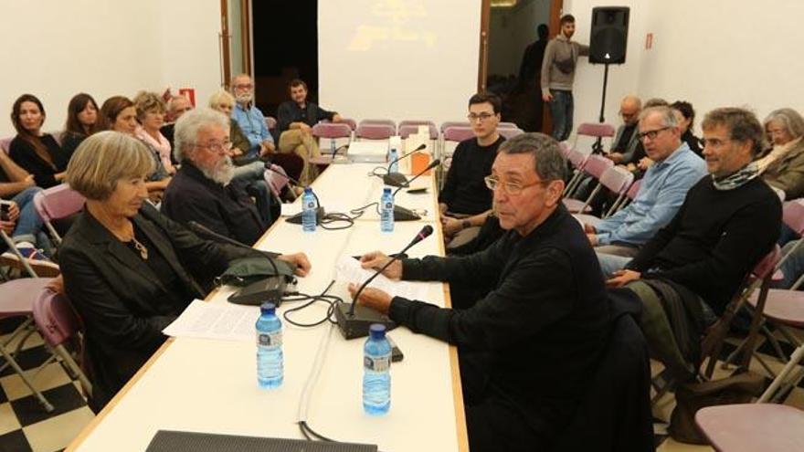 Elías Torres, durante su intervención, y sentados frente a él, Maria Dolors Nadal y Vicent Tur; detrás del arquitecto, Aureli Mora, que ha coordinado la publicación.